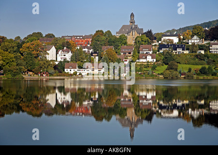 Blick auf die Stadt mit dem Rathaus, reflektiert in der Karkort See, Deutschland, Nordrhein-Westfalen, Ruhrgebiet, Wetter/Ruhr Stockfoto