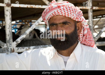 Bärtige arabischen Mann mit kufiya, kufiya oder ghutrah am Viehmarkt Ras Al Khaimah VEREINIGTE ARABISCHE EMIRATE Stockfoto