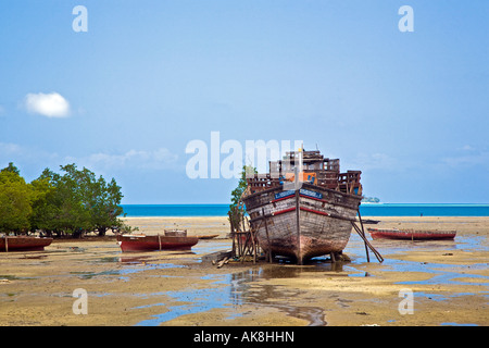 Lokale Fischer führen Bootsreparaturen an einem Strand in der Nähe von Stone Town, Sansibar, Tansania, Ostafrika. 2007 Stockfoto