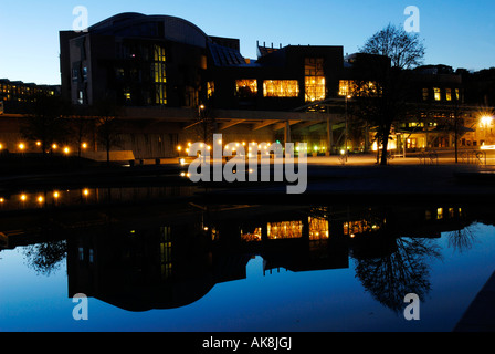 Schottische Parlamentsgebäude bei Nacht Edinburgh Schottland Stockfoto