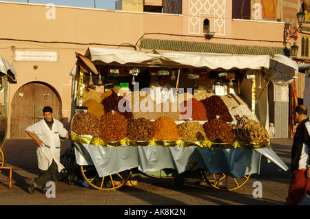 getrocknete Früchte und Mutter Verkäufer Djemaa el Fna Marrakesch Stockfoto