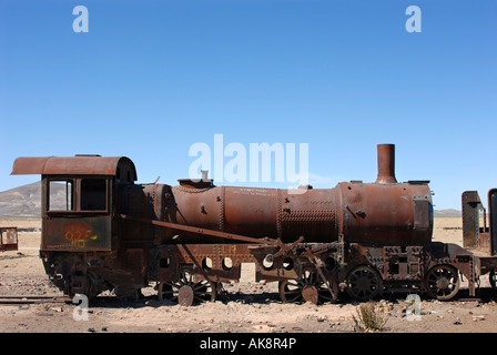 Ein alte, rostiger Zug sitzt in einem Zug Friedhof außerhalb von Uyuni, Bolivien, Südamerika. Stockfoto