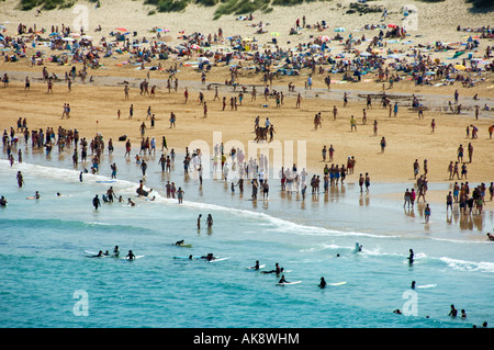 Blick auf belebten Strand, Noja, Kantabrien Spanien Stockfoto