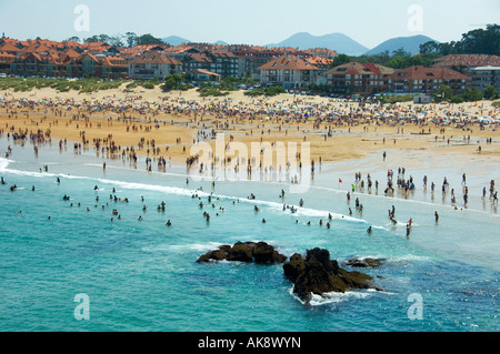 Blick auf belebten Strand, Noja, Kantabrien Spanien Stockfoto