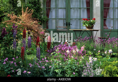 Terrasse mit Tisch und Stühlen Stockfoto