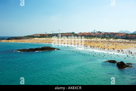 Blick auf belebten Strand, Noja, Kantabrien Spanien Stockfoto