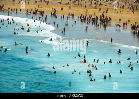 Blick auf belebten Strand, Noja, Kantabrien Spanien Stockfoto