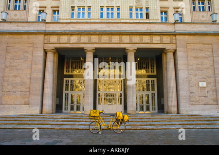 Post Fahrrad vor einem Gebäude entlang der Karl-Marx-Allee Avenue in Ost-Berlin Deutschland EU Stockfoto