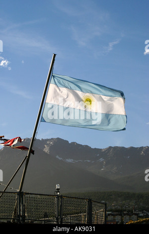 Die argentinische Flagge fliegt in Ushuaia in Argentinien Südamerika südlichste Hafen der Welt Stockfoto