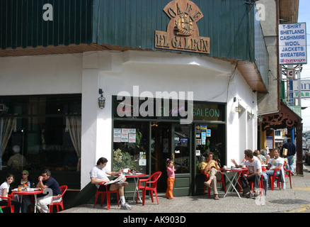 Einkaufszentrum abzielen, Antarktis Kreuzfahrt-Passagiere im Boom Town Hafen von Ushuaia, Argentinien, Südamerika Stockfoto