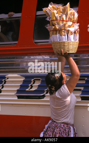 Verkauf von Snacks für Passagiere auf der Inter Stadtbusse Escuintla, Guatemala Stockfoto