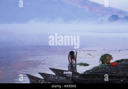 Waschen Sie Gemüse in den Gewässern von Santiago Atitlan See Atitlan, Guatemala Stockfoto