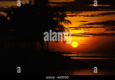 Shangri La s Tanjung Aru Resort Kota Kinabalu Südostasien s höchste Berg Mt Kinabalu Sonnenuntergang South China Sea Stockfoto