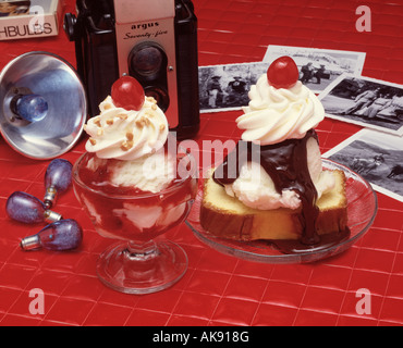 Erdbeer Eis Eisbecher Vanille-Eis Schokolade Soße Schlagsahne Sahne Kirsch Sandkuchen Erdnüsse antike Kamera Blitzlampen Stockfoto