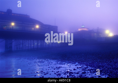 Eastbourne Pier Nacht Meer Nebel East Sussex England uk Stockfoto