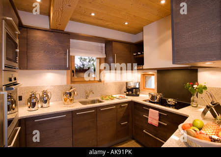 Kleine moderne Küche in hölzernen Almhütte in Chamonix Stockfoto