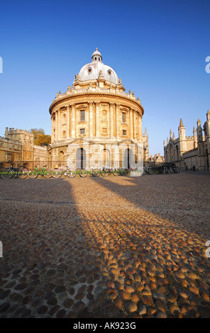 OXFORD, GROßBRITANNIEN. Die Radcliffe Camera (Lesesaal der Bodleian Library) in Radcliffe Square an einem frühen Morgen im Oktober. Stockfoto