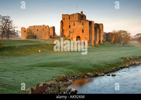 Am frühen Morgen die ersten Sonnenstrahlen beleuchten die zerstörten Mauern von Brougham Castle, in der Nähe von Penrith, Cumbria, England, UK Stockfoto