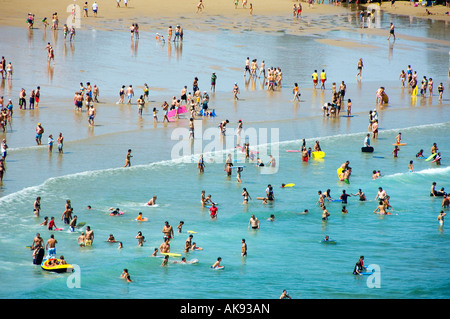 Blick auf belebten Strand, Noja, Kantabrien Spanien Stockfoto