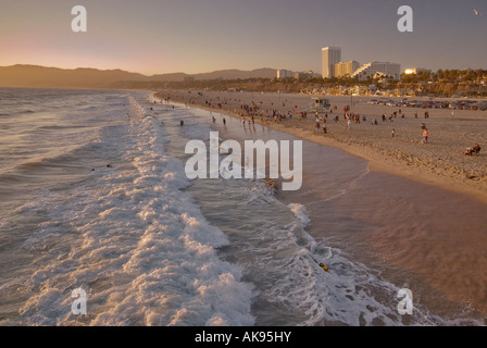 Pacific Beach gesehen vom Santa Monica Pier, Kalifornien, USA Stockfoto