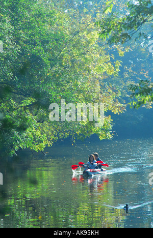 OXFORD, GROßBRITANNIEN. Ein paar Kanufahren auf dem Fluss Cherwell während dieser Christ Church Meadow durchläuft. Stockfoto