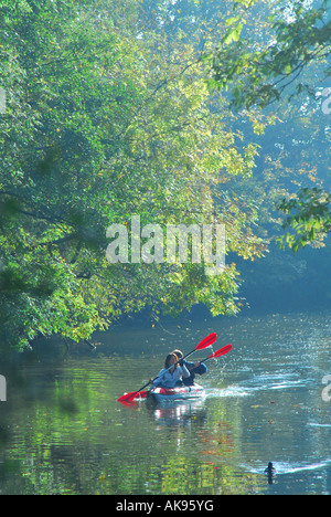 OXFORD, GROßBRITANNIEN. Ein paar Kanufahren auf dem Fluss Cherwell in Christ Church Meadow. Stockfoto