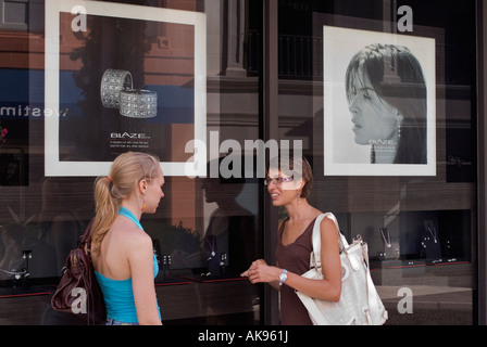 Junge Käufer am Rodeo Drive, Beverly Hills, Kalifornien, USA Stockfoto