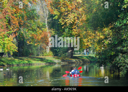 OXFORD, GROßBRITANNIEN. Kanufahren auf dem Fluss Cherwell in Christ Church Wiese. Stockfoto