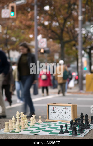 Schachfiguren und Board warten Spiel am Robson Square Vancouver BC Stockfoto