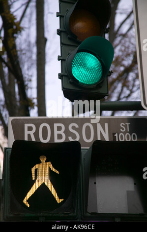Robson Street grünen Verkehrs-Kontroll-Leuchte und Fußgängerzone unterzeichnen Vancouver BC Stockfoto