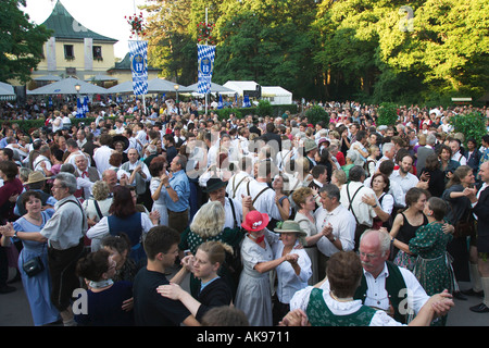 Festival Kocherlball im englischen Garten in München Morgen Bayern Stockfoto