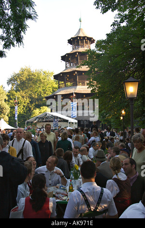 Festival Kocherlball im englischen Garten in München Morgen Bayern Stockfoto