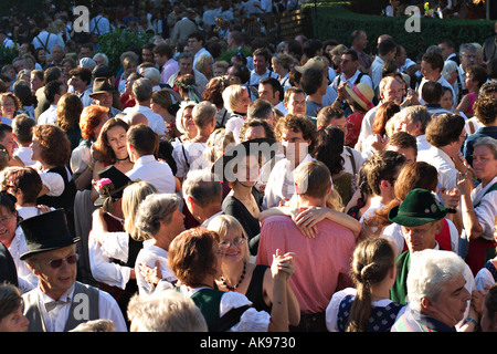 Festival Kocherlball im englischen Garten in München Morgen Bayern Stockfoto