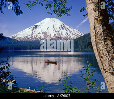 Frau paddeln Kanu auf dem Spirit Lake vor Ausbruch des Mt St Helens 1980 im US-Bundesstaat Washington USA Stockfoto