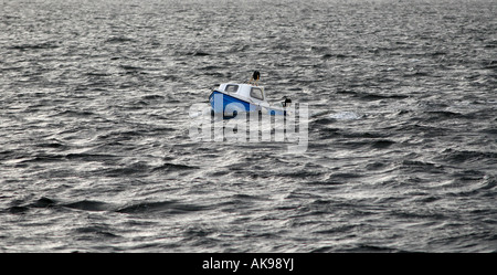 EIN KLEINES FISCHERBOOT IN DEN GEWÄSSERN DES MORAY FIRTH IN NORTH EAST SCOTLAND, UK. Stockfoto