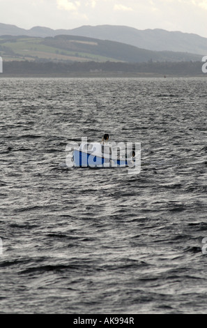 EIN KLEINES BOOT IN DEN MEEREN DES MORAY FIRTH, SCOTLAND.UK Stockfoto
