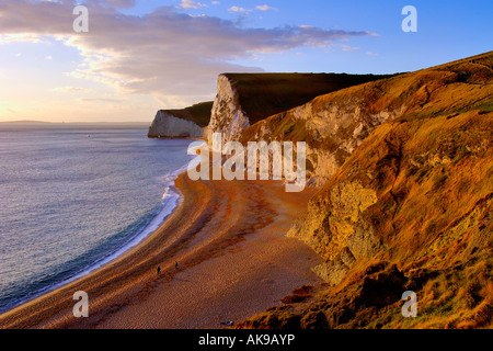 Kurz vor Sonnenuntergang auf die Dorset aussehende West Küste von Durdle Door in Richtung Swyre und Fledermäuse Head Stockfoto