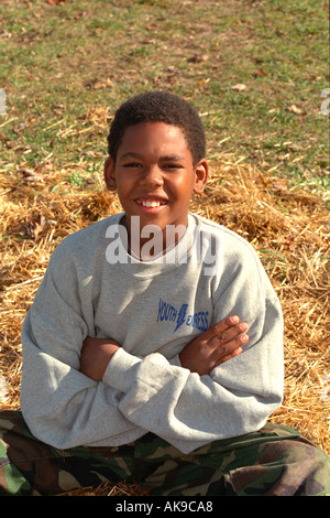 Jungen Alter 12 warten auf nächste Jugend Express Vertrauen Kurs Abenteuer. Camp Ripley Minnesota USA Stockfoto