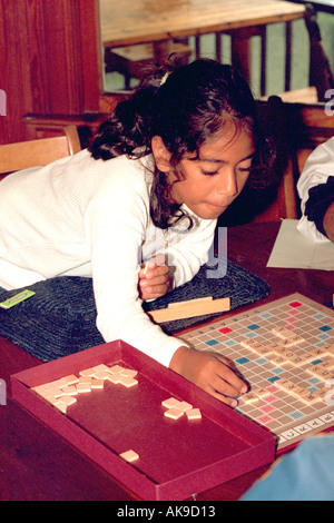 Mädchen 11 Jahre spielen Scrabble auf Familienurlaub. Cedarville Michigan USA Stockfoto