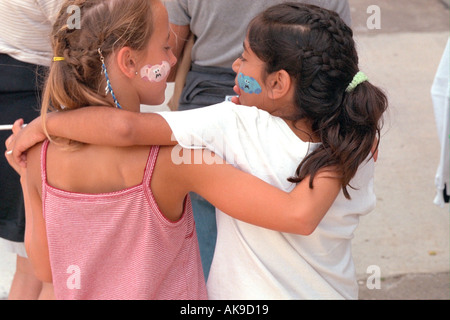 Besten Freunde stehen Spaß mit 11 Jahren Farbe in den Sommerferien. Sault Ste Marie Michigan USA Stockfoto