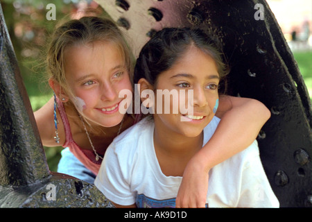 11 Jahre Freundinnen Spaß auf Kanada & US-Grenze. Sault Ste Marie Michigan USA Stockfoto