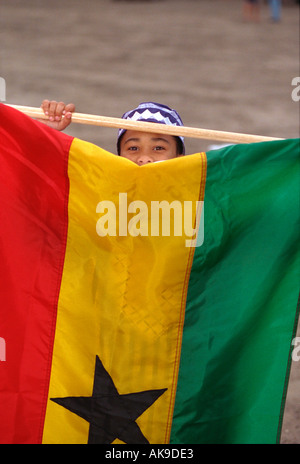 Jungen Alter 12 Holding Senegal Fahne in Aquatennial Parade. Minneapolis Minnesota USA Stockfoto