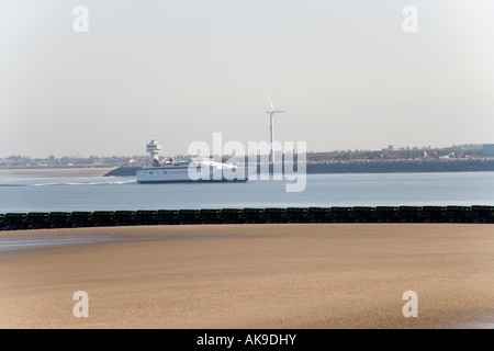 Isle Of Man Fähre übergibt Bootle fotografiert von New Brighton hinauf den Fluss Mersey in Liverpool, England Stockfoto