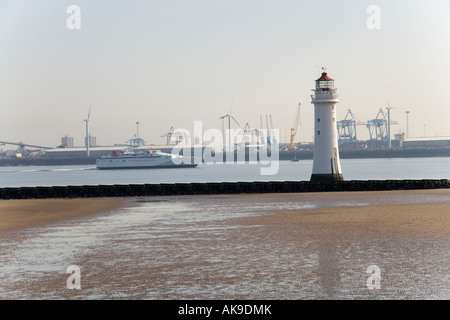 Isle Of Man Fähre übergibt Bootle und New Brighton Leuchtturm Mersey River hinauf, in Liverpool, England Stockfoto