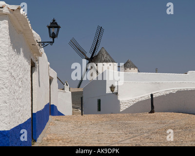 Windmühlen aus Stadt (Campo de Criptana, Ciudad Real, La Mancha, Spanien) Don Quixote Land anzeigen Stockfoto