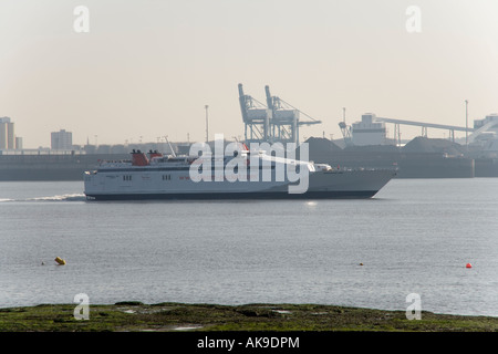 Isle Of Man Fähre übergibt Bootle fotografiert von New Brighton hinauf den Fluss Mersey in Liverpool, England Stockfoto