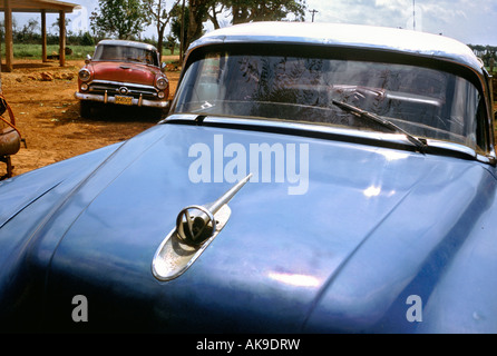 Zwei amerikanische Oldtimer parkten auf einem Bauernhof in der Nähe von Güira de Melena in der Provinz La Habana-Kuba Stockfoto