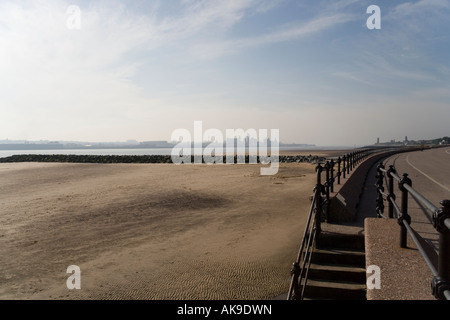 Liverpool Stadt auf die Skyline und den Mersey River von Egremont Strand und Promenade, Wallasey, Wirral, England Stockfoto