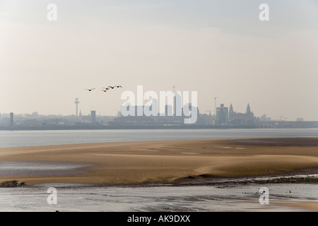 Liverpool Stadt auf die Skyline und den Mersey River von Egremont Strand und Promenade, Wallasey, Wirral, England Stockfoto