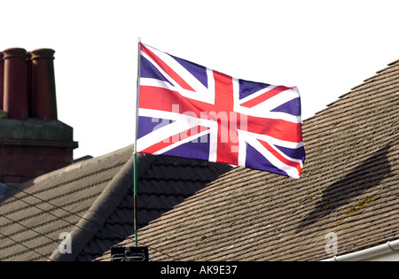 Anschluß-Markierungsfahne fliegt über eine Haus-UK Stockfoto